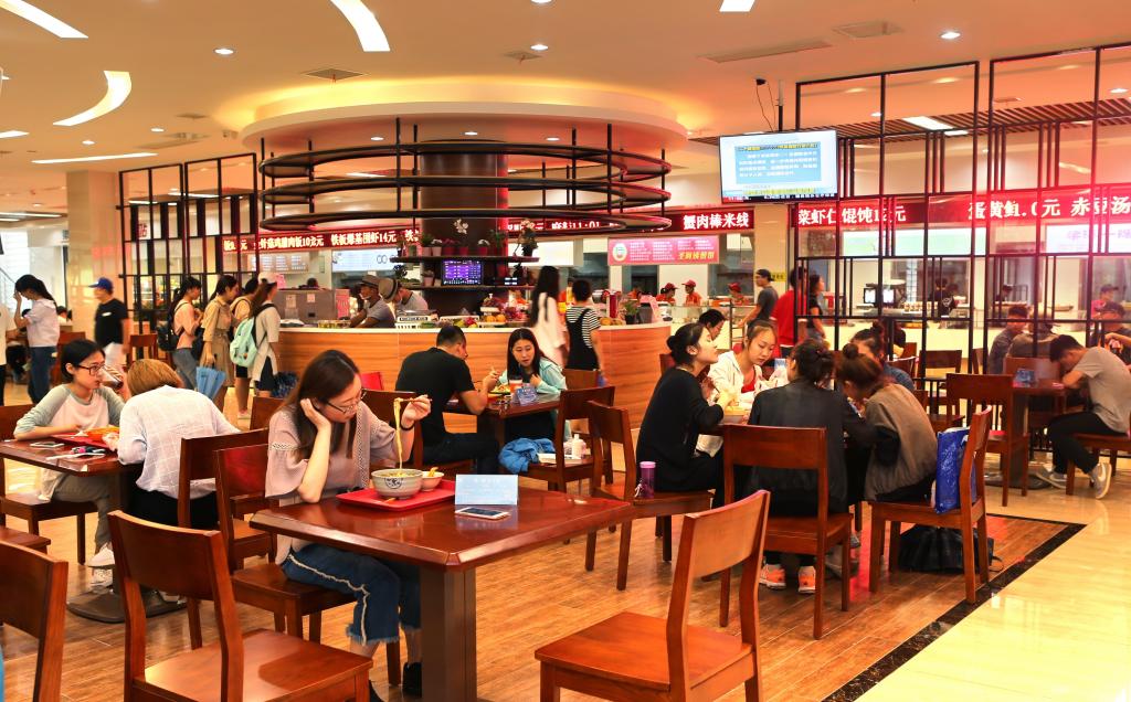 Nhà ăn ở Đại học Giang Nam phục vụ đa dạng ẩm thực các nước