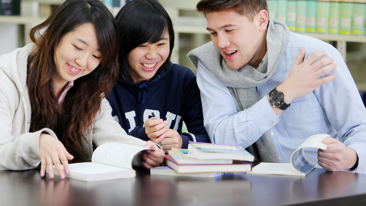 Sinh viên quốc tế đến du học tại Đại học Ngoại ngữ Thượng Hải