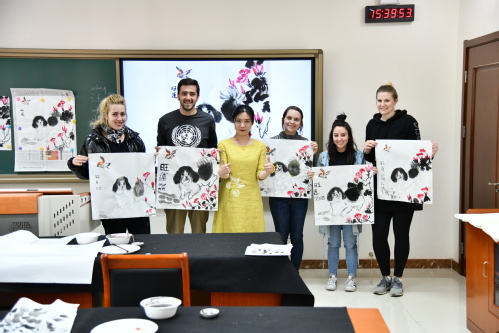Lớp trải nghiệm vẽ tranh thủy mặc của Đại học Ngôn ngữ Bắc Kinh