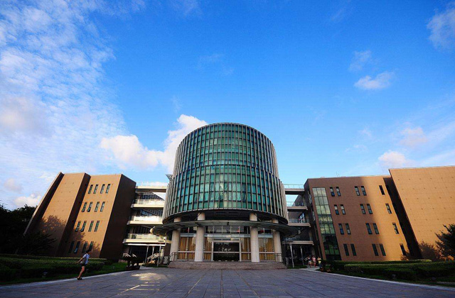 Tòa nhà hành chính của Đại học Sư phạm Hoa Đông