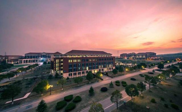 Toàn cảnh trường Đại học Truyền thông Trung Quốc lúc hoàng hôn