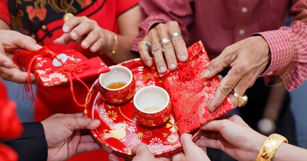 Người Trung Quốc sẽ tặng cho cô dâu chú rể phong bì đỏ hoặc vàng thay vì quà như người Phương Tây