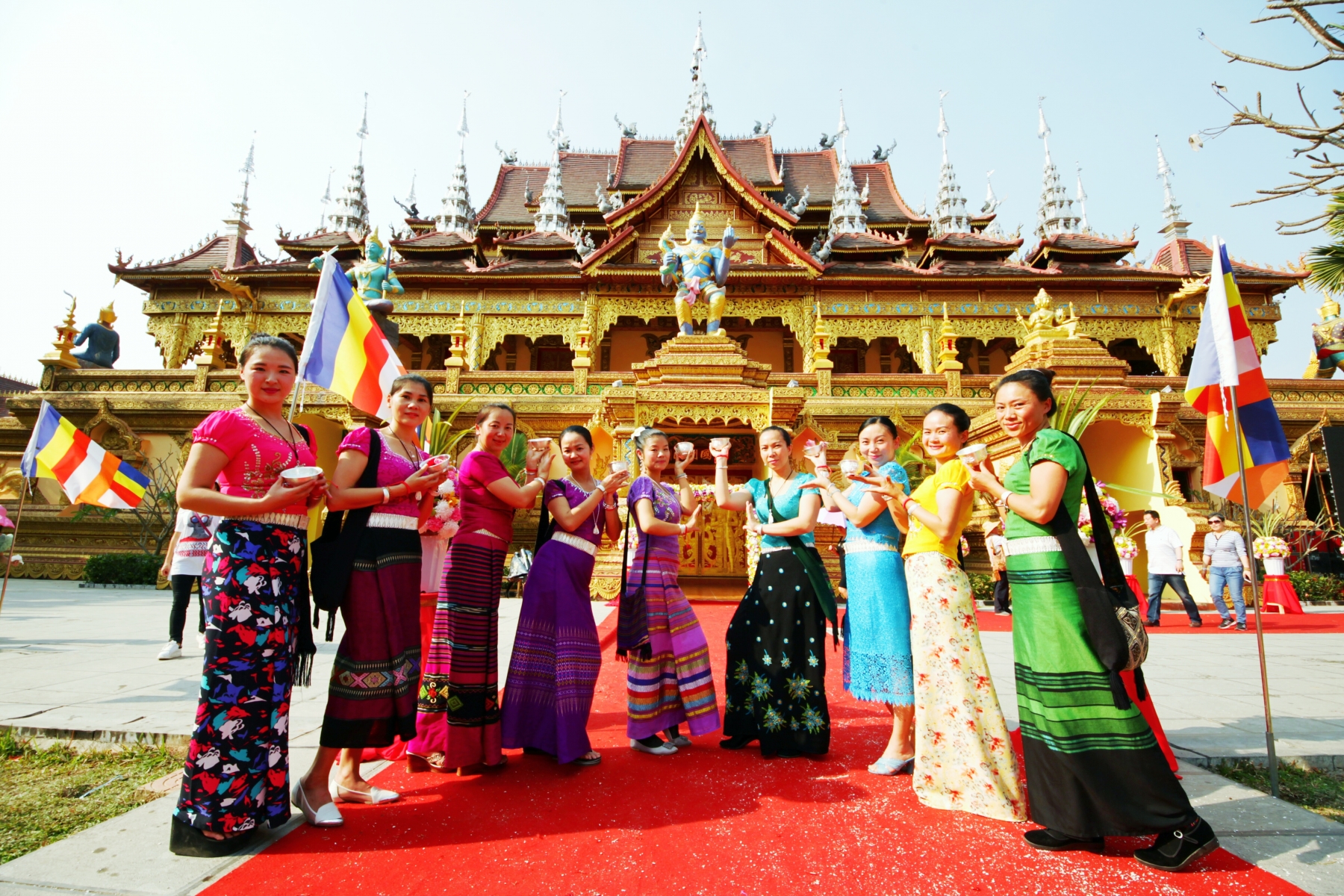 Trang phục của phụ nữ dân tộc Thái với nhiều màu sắc rực rỡ