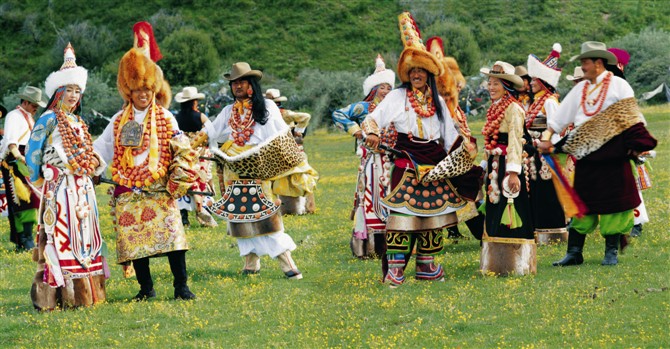Trang phục của dân tộc Tạng nổi bật trong các ngày lễ hội