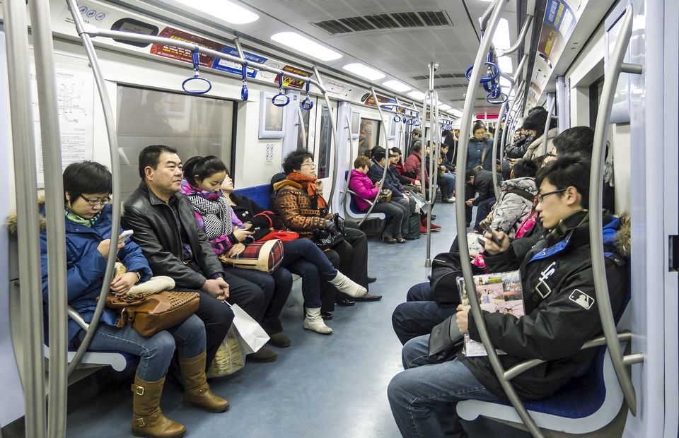 Hành khách trên mỗi chuyến tàu điện ngầm đều rất đông đúc