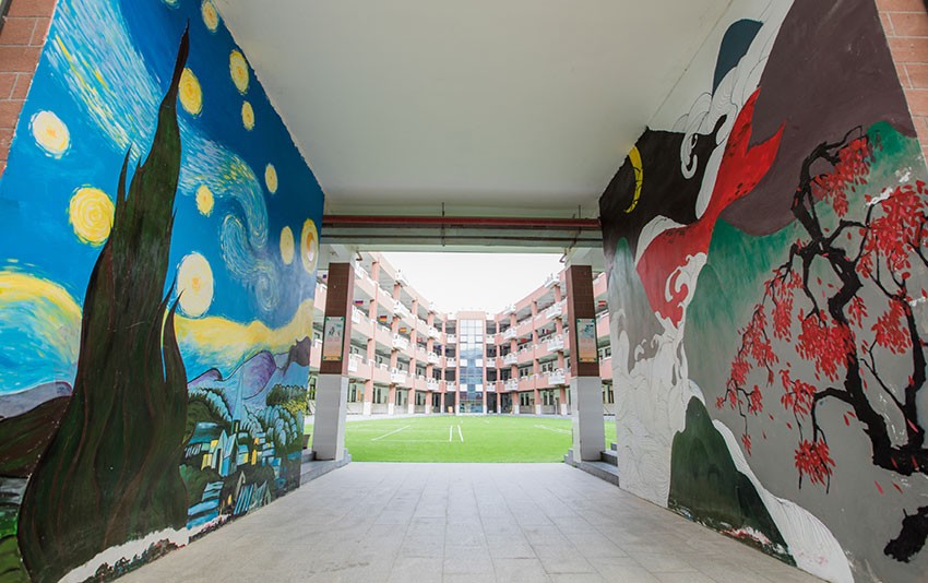 Những bức tường graffiti do chính học sinh của trường vẽ